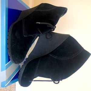 Wedge suede shootie